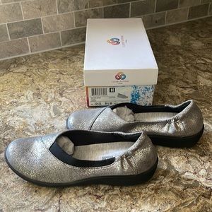 Clarks Cloudsteppers Sillian Jetay. Size 8.5. Silver